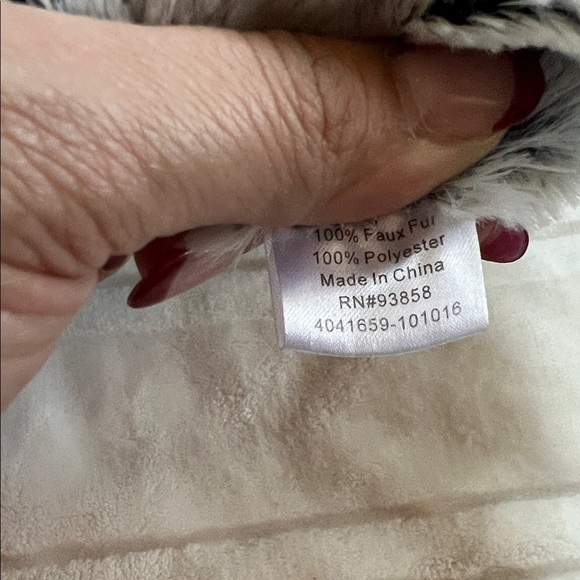 Elegant Gray Faux Fur Scarf - Picture 3 of 3